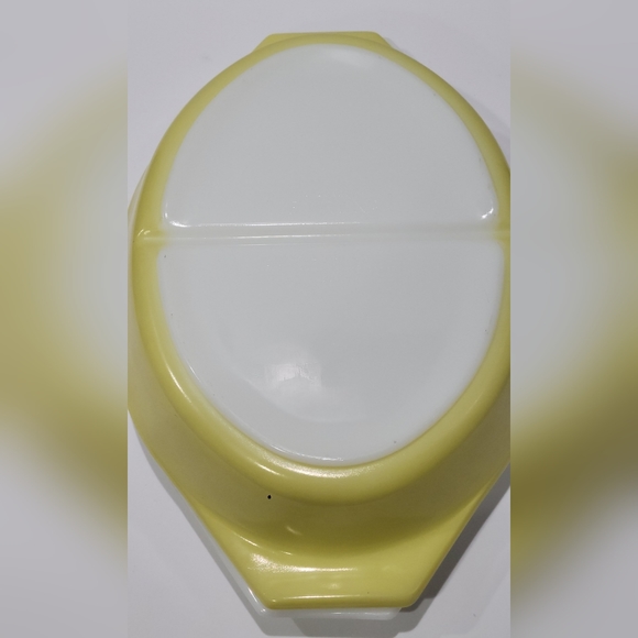 Vintage Pyrex serving divided dish with lid - Picture 8 of 9